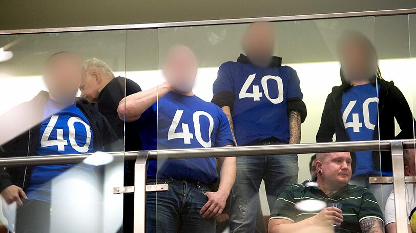 Neonazis auf der Zuschauertribüne im Gerichtssaal. Die Zahl 40 auf den T-Shirts soll als Geburtstagsgruß für den Angeklagten Ralf Wohlleben gelten.
