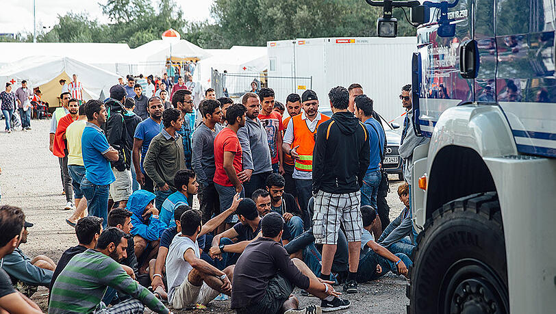 Flüchtlinge versammeln sich am Eingang des Aufnahmelagers an der Bremer Straße in Dresden. Flüchtlinge versammeln sich am Eingang des Aufnahmelagers an der Bremer Straße in Dresden.
