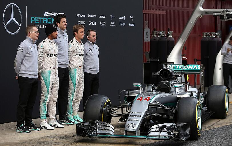 Der deutsche Formel-1-Fahrer Nico Rosberg (Zweiter von rechts) und Weltmeister Lewis Hamilton, sein Kollege im Mercedes AMG Petronas Team (Zweiter von links) sowie Christian Toto Wolff, Andy Cowell und Paddy Lowe.