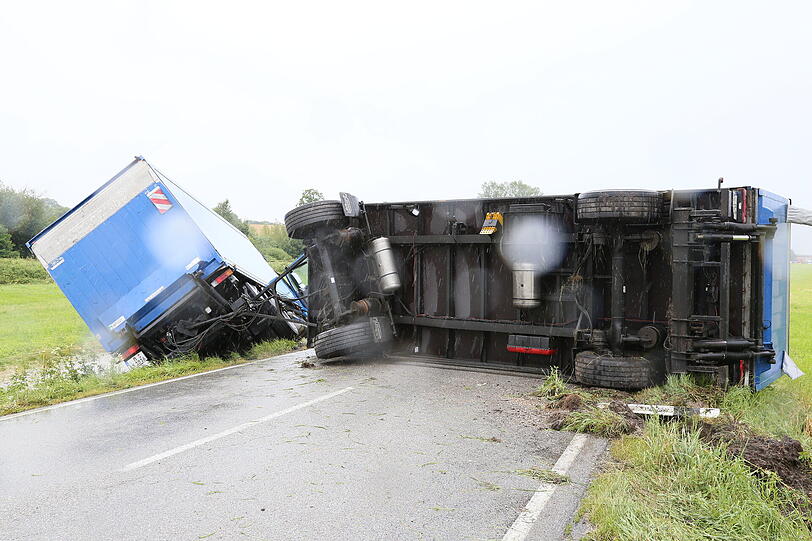 Ein Lkw kommt ins Schleudern und landet im Straßengraben. Die Bilder vom Unfallort.