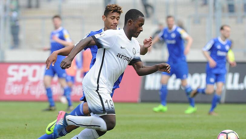 Der Vertrag von Merveille Biankadi beim SV Elversberg läuft Ende Juni aus. Womöglich stehen die Löwen als Abnehmer bereit.