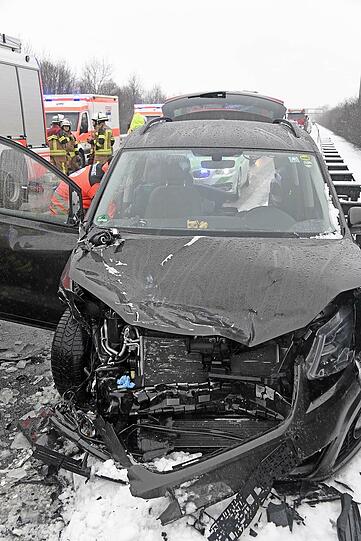 Der Gefahrgut-Unfall sorgte für einen langen Stau auf der A99. Die Bilder.