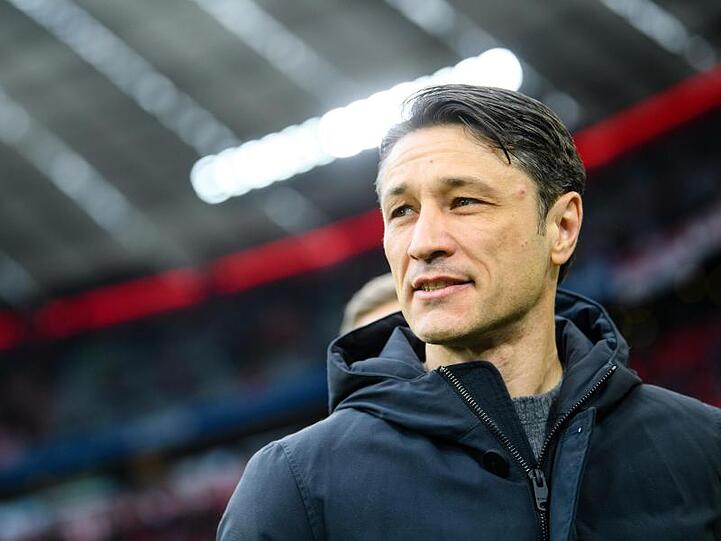 Trainer Niko Kovac vom FC Bayern München steht vor Spielbeginn am Spielfeldrand. Foto: Matthias Balk/Archiv