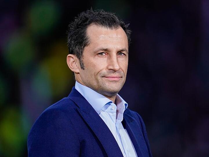Hasan Salihamidzic, Sportdirektor des FC Bayern München, steht im Stadion. Foto: Uwe Anspach/dpa