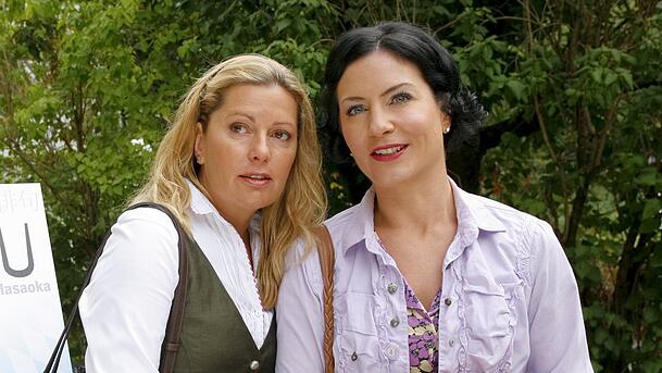 Karin Thaler und Marisa Burger stehen seit der ersten Folge "Die Rosenheim-Cops" gemeinsam vor der Kamera.