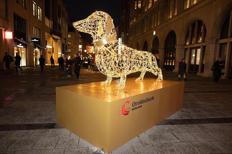 Leuchtet in der Sendlinger Straße: der überlebensgroße Advents-Dackel. Leuchtet in der Sendlinger Straße: der überlebensgroße Advents-Dackel.