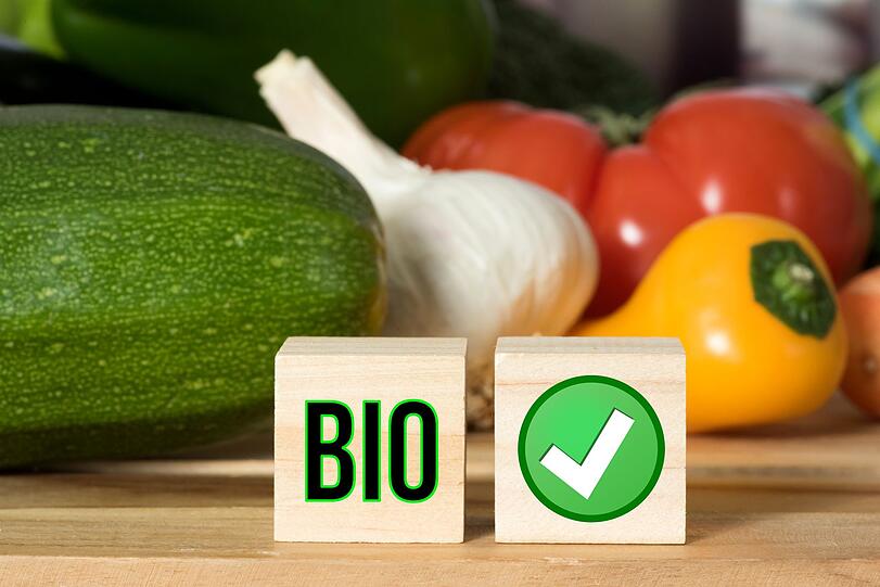 Ist ein Produkt mit dem Hinweis "Bio" versehen, erachten es viele Menschen automatisch als gesund. Doch das ist ein Trugschluss: Tats&auml;chlich gibt die Deklaration allenfalls Aufschluss &uuml;ber den Anbau der Zutaten. Ungesund sind Bio-Chips oder Bio-Pizzen zumeist trotzdem, aufgrund des zugegebenen Zuckers oder Salzes.
