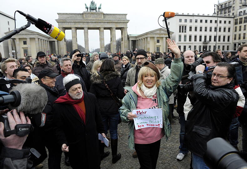 Guttenberg Befürworter und Gegner haben sich am Brandenburger Tor versammelt.