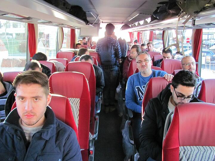 Der Landshuter Landrat Peter Dreier (Freie Wähler) schickte am Donnerstag einen Bus mit rund 31 Flüchtlingen zum Kanzleramt nach Berlin.