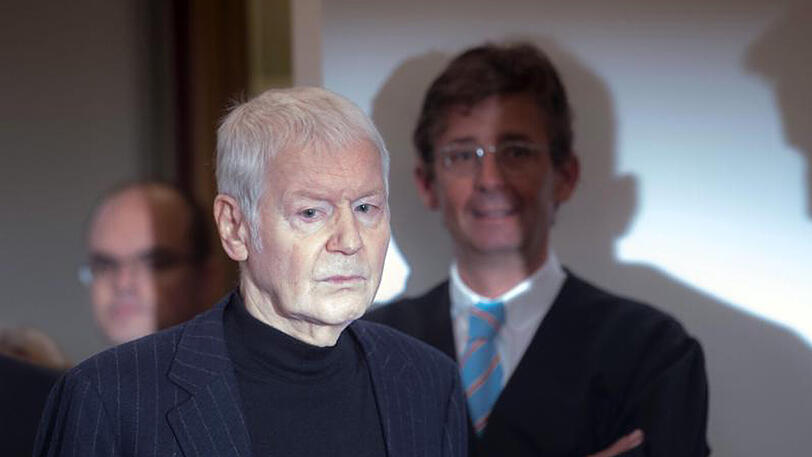 Der ehemalige Drogeriekettenbesitzer Anton Schlecker (l) kommt ins Landgericht in Stuttgart.