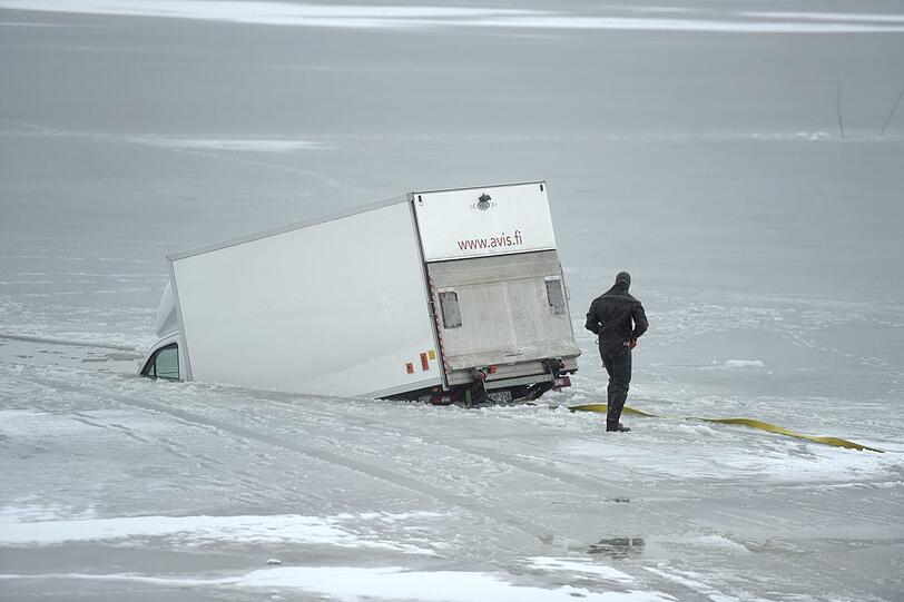 20.02.2017: Festgefahrene Situation: Ein Kleinlaster steckt am Hietaniemi Strand in Helsinki im Eis fest.