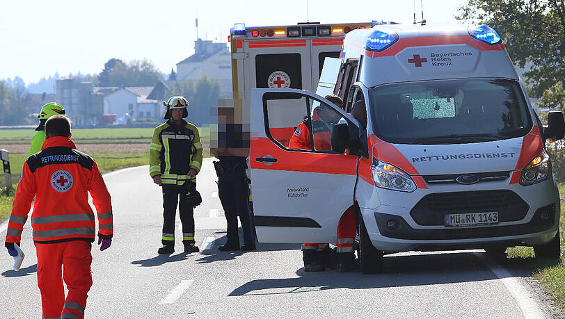 Staatsstraße 2360 bei Taufkirchen im Landkreis Mühldorf: Bei einem Zusammenstoß mit einem Audi ist am Montag ein Motorradfahrer tödlich verunglückt.