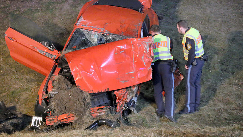Die beiden Sportwagen sind Schrott, die A94 gleicht einem Trümmerfeld. Die Bilder vom schweren Unfall am Samstagabend.