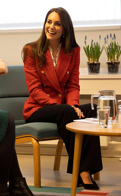 Bei einem Treffen in der Universität wirkt Herzogin Kate sichtlich angespannt. Bei einem Treffen in der Universität wirkt Herzogin Kate sichtlich angespannt.