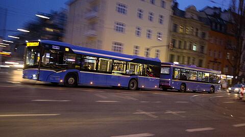 Ein Linienbus mit Anhänger erfasste die Radlerin.