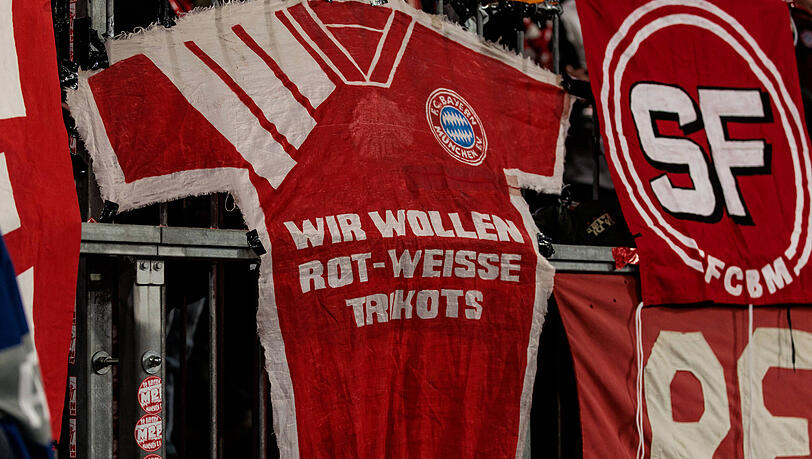 Die Botschaft der Fans des FC Bayern ist klar: Sie wünschen sich rot-weiße Trikots.
