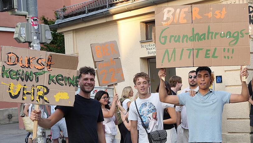 "Durst kennt keine Uhr“: An der Schellingstraße protestieren Studierende gegen das Mitnehmbier-Verkaufsverbot nach 22 Uhr an den Späti-Kiosken im Univiertel.