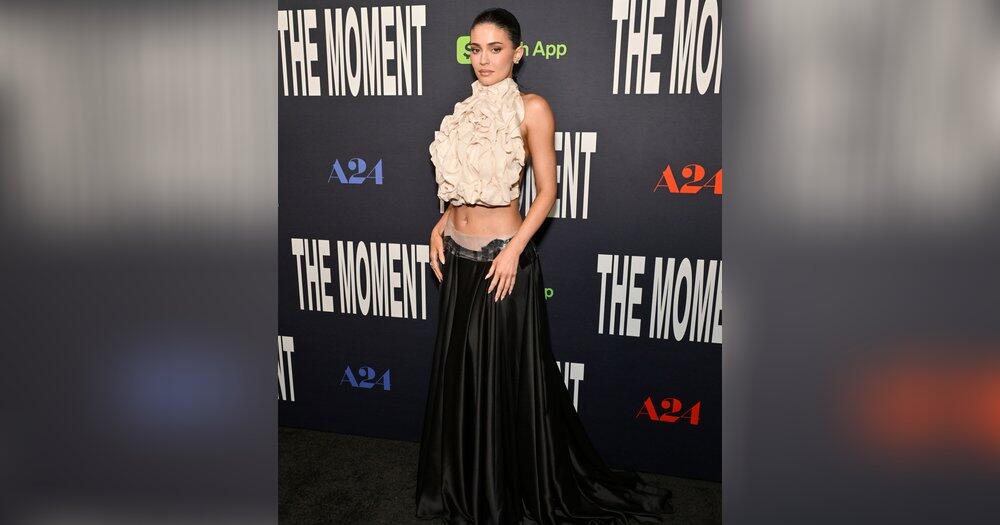 Filmpremiere-Kylie-Jenner-pr-sentiert-ihre-Bauchmuskeln