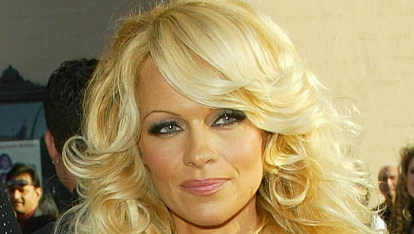 Busen-Star Pamela Anderson soll Steuerschulden haben Busen-Star Pamela Anderson soll Steuerschulden haben
