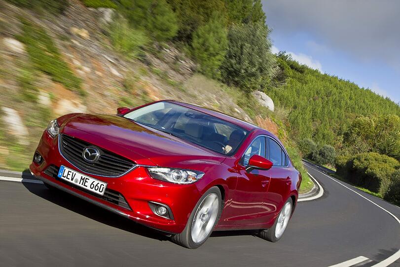 Kommt auch optisch gut an: Der neue Mazda6 &ndash; hier die coupéartige Limousine &ndash; wirkt dynamisch und elegant. Technisch ist er voll auf der Höhe der Zeit.