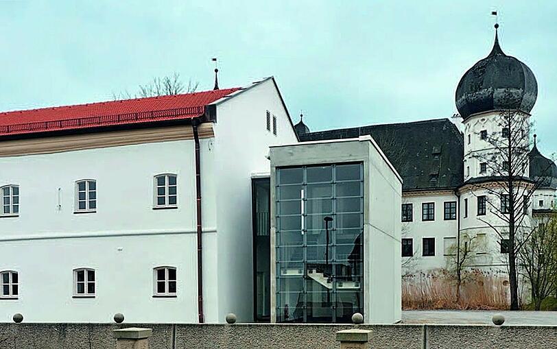 Karl Dürner, Bürgermeister der Gemeinde Schwindegg, hat die ehemalige Schlossschänke herrichten lassen: Mit der Renovierung der ehemaligen Schlossschänke hat Bürgermeister Karl Dürner für Schwindegg einen &bdquo;neuen Ort der Kommunikation und des gesellschaftlichen Austausches geschaffen&ldquo;, so Kunstminister Spaenle. 
Zum ersten Mal wurde die Schänke im Jahre 1537 erwähnt. Vor Ort unter den Schwindeggern hieß sie über die Jahrhunderte immer nur &bdquo;Hoftaverne&ldquo;.