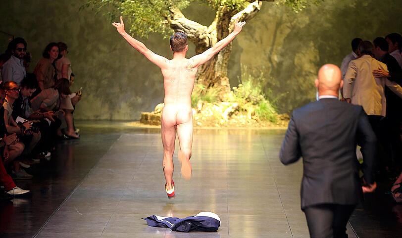 Und auch die Mode-Welt bleibt von Flitzern nicht verschont: Hier genießt ein Splitterfasernackter seine vier Sekunden Ruhm während einer Dolce&Gabbana-Modenschau.