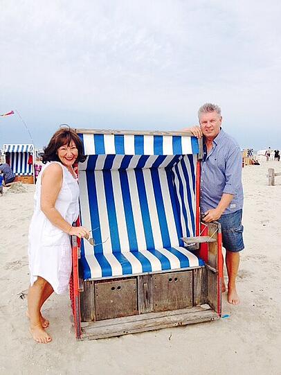 Sonnige Grüße von der Nordsee! Bis Samstag urlauben Dieter und Petra Reiter noch in St. Peter-Ording. Der Strandkorb ist ihr Lieblingsplatz!