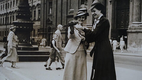 München-Reise mit Venedig-Flair: Tante Kläre (r.) und eine Freundin füttern Tauben vor der Theatinerkirche.