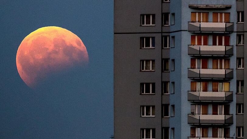 Blick auf eine partielle Mondfinsternis in Katowice. Bei einer partiellen Mondfinsternis stehen Sonne, Erde und Mond in etwa in einer Reihe.