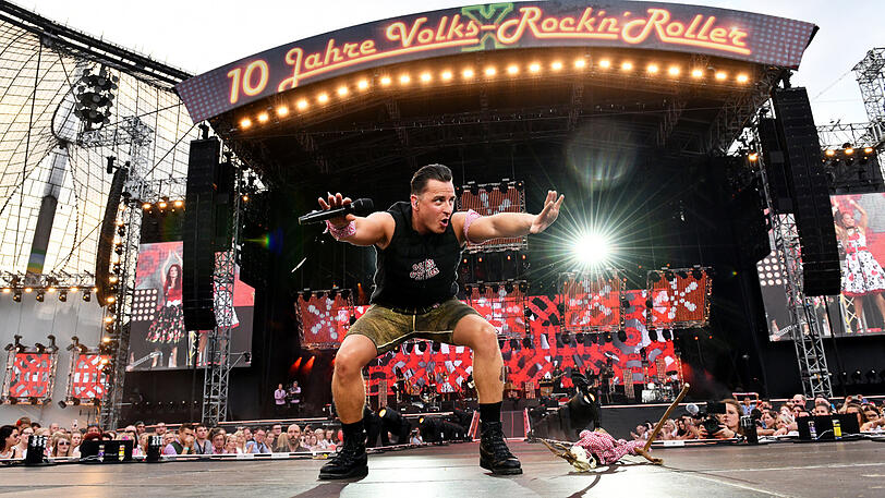 Volle Hütte im Olympiastadion: Andreas Gabalier rockte am Samstagabend in München vor 72.000 Zuschauern. Klicken Sie sich durch die Konzert-Bilder.