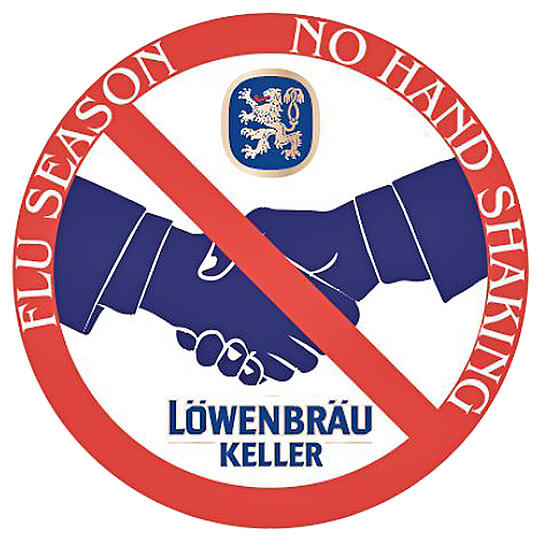 "No Hand Shakes", steht auf den Ansteckern vom Löwenbräukeller. Alle Kellner tragen die Pins, Gäste können sie im Souvenirshop kaufen.