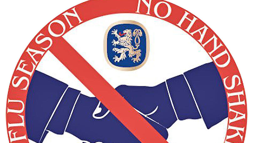 "No Hand Shakes", steht auf den Ansteckern vom Löwenbräukeller. Alle Kellner tragen die Pins, Gäste können sie im Souvenirshop kaufen. "No Hand Shakes", steht auf den Ansteckern vom Löwenbräukeller. Alle Kellner tragen die Pins, Gäste können sie im Souvenirshop kaufen.