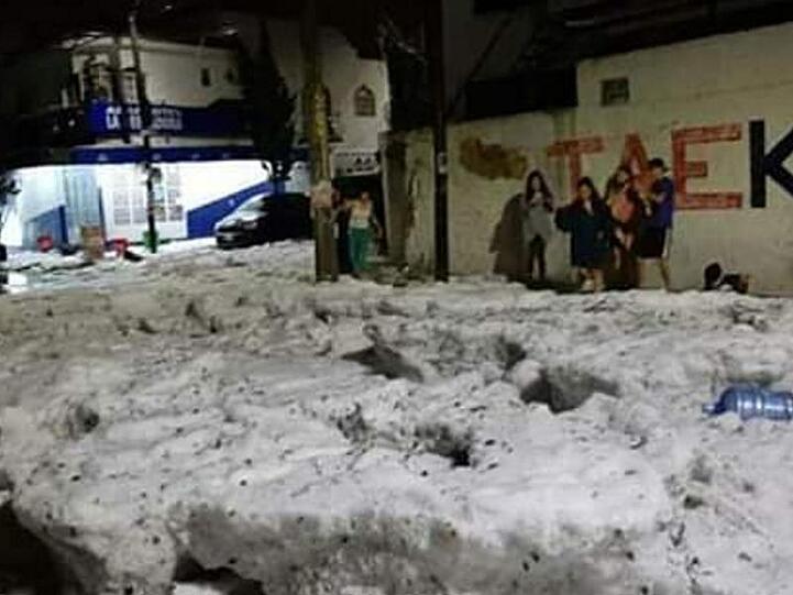 Bis zu einen Meter tief: Hagelkörner haben eine Straße in Guadalajara völlig Bedeckt.