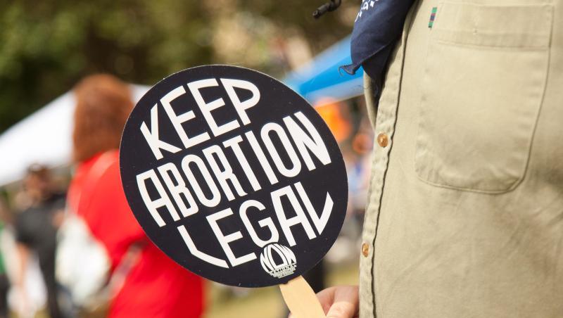 Eine Demonstrantin hält ein Schild mit der Aufschrift "Keep abortion legal" beim Dallas Reproductive Liberation March. (Archivbild).