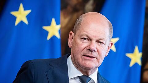 Bundeskanzler Olaf Scholz nimmteiner Pressekonferenz teil.