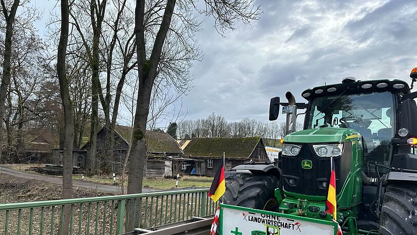Bauern versperren mit einem Traktor den Zugang zu einem Werk des Nougat-Herstellers Viba Sweets.