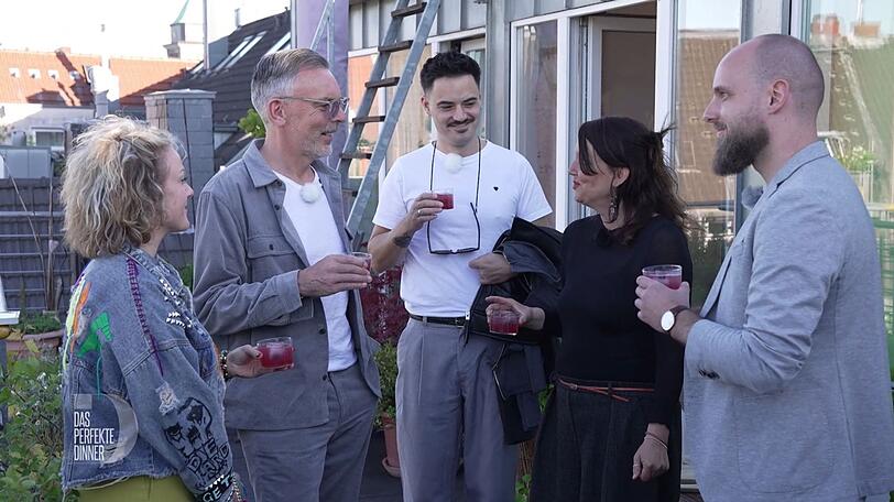 Shirin, Tobi, Patrick, Cordula und Frederik (von links) genießen ihren Bramble mit Aussicht auf Köln. Shirin, Tobi, Patrick, Cordula und Frederik (von links) genießen ihren Bramble mit Aussicht auf Köln.