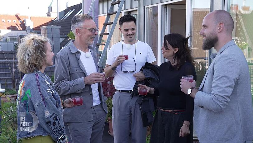 Shirin, Tobi, Patrick, Cordula und Frederik (von links) genie&szlig;en ihren Bramble mit Aussicht auf K&ouml;ln.