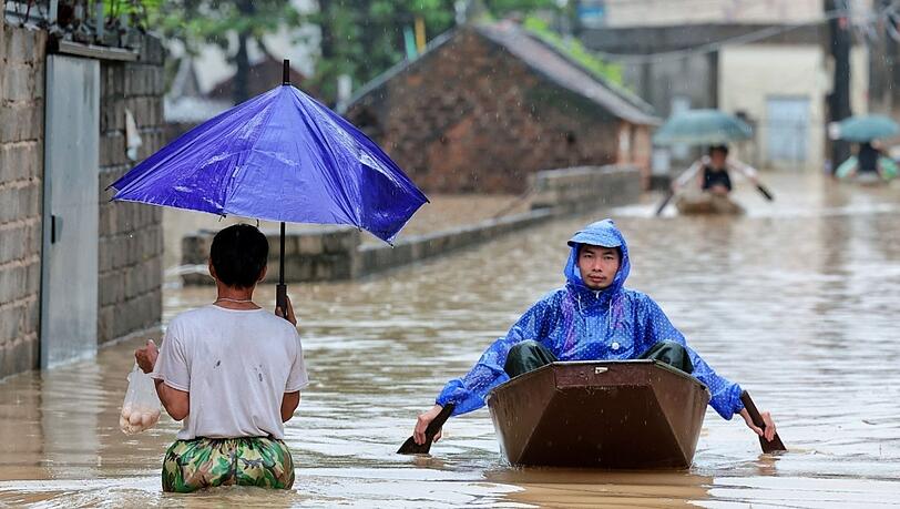 Am Stadtrand von Hanoi stand das Wasser meterhoch in den Straßen. Am Stadtrand von Hanoi stand das Wasser meterhoch in den Straßen.