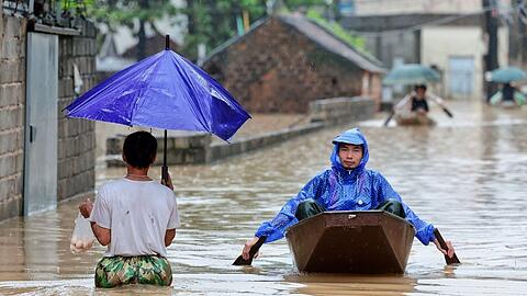 Am Stadtrand von Hanoi stand das Wasser meterhoch in den Stra&szlig;en.
