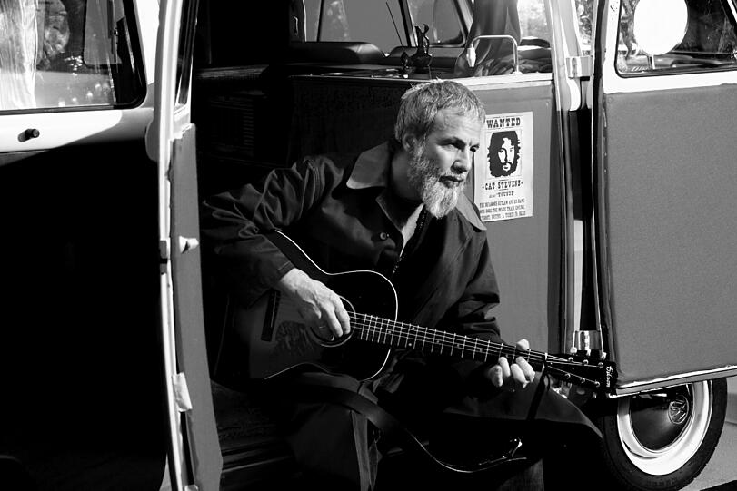 Hippieträume sterben nicht: Unterwegs im VW-Bus mit der akustischen Gitarre &ndash; heute tuckert der Straßensänger Yusuf in die Olympiahalle.