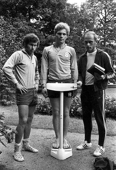 Platz 20 mit 18 Jahren und 222 Tagen: Uli Hoeneß (1970-1979): Der heutige Präsident war Bayerns erster Schwabenpfeil. Als Hoeneß 1970 aus Ulm kam, flitzte Jürgen Klinsmann noch durch eine Stuttgarter Backstube. Gleichzeitig mit Paul Breitner von Udo Lattek geholt (Foto: imago), wurde er zum schnellste Linksaußen Europas (100 m in 11 Sekunden), die perfekte Ergänzung zu Gerd Müller (zusammen 1972 und 1973 je 53 Tore). Sein größtes Spiel: Das Wiederholungsfinale 1974, da schoss er beim 4:0 gegen Atlético Madrid zwei Tore. &bdquo;Jetzt legen sie ihn um... Nein, er macht sie alle fertig &ndash; TOOOR!&ldquo;, jubelte Kommentator Oskar Klose damals. Hätte noch viel mehr erreicht, hätte nicht sein Knie gestreikt.