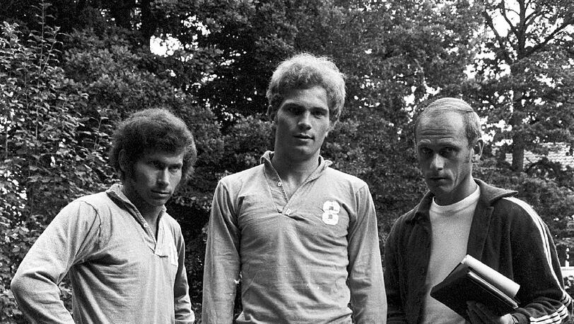 Platz 20 mit 18 Jahren und 222 Tagen: Uli Hoeneß (1970-1979): Der heutige Präsident war Bayerns erster Schwabenpfeil. Als Hoeneß 1970 aus Ulm kam, flitzte Jürgen Klinsmann noch durch eine Stuttgarter Backstube. Gleichzeitig mit Paul Breitner von Udo Lattek geholt (Foto: imago), wurde er zum schnellste Linksaußen Europas (100 m in 11 Sekunden), die perfekte Ergänzung zu Gerd Müller (zusammen 1972 und 1973 je 53 Tore). Sein größtes Spiel: Das Wiederholungsfinale 1974, da schoss er beim 4:0 gegen Atlético Madrid zwei Tore. „Jetzt legen sie ihn um... Nein, er macht sie alle fertig – TOOOR!“, jubelte Kommentator Oskar Klose damals. Hätte noch viel mehr erreicht, hätte nicht sein Knie gestreikt. Platz 20 mit 18 Jahren und 222 Tagen: Uli Hoeneß (1970-1979): Der heutige Präsident war Bayerns erster Schwabenpfeil. Als Hoeneß 1970 aus Ulm kam, flitzte Jürgen Klinsmann noch durch eine Stuttgarter Backstube. Gleichzeitig mit Paul Breitner von Udo Lattek geholt (Foto: imago), wurde er zum schnellste Linksaußen Europas (100 m in 11 Sekunden), die perfekte Ergänzung zu Gerd Müller (zusammen 1972 und 1973 je 53 Tore). Sein größtes Spiel: Das Wiederholungsfinale 1974, da schoss er beim 4:0 gegen Atlético Madrid zwei Tore. „Jetzt legen sie ihn um... Nein, er macht sie alle fertig – TOOOR!“, jubelte Kommentator Oskar Klose damals. Hätte noch viel mehr erreicht, hätte nicht sein Knie gestreikt.