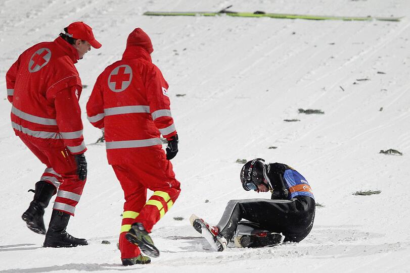 6.1.2012:  Der Tscheche Lukas Hlava verliert im ersten Durchgang des Finales der 60. Vierschanzentournee die Kontrolle über seinen linken Ski und knallt kopfüber auf den Hang. Dabei zieht er sich einen offenen Nasenbeinbruch zu. Es ist die zweite schwere Verletzung dieser Vierschanzentournee...