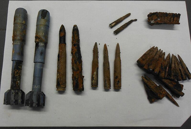 Munition, Rauchgranaten, Flak-Munition, Schmuck und Uhren lagen in der Isar. Ein Einbrecher hat die Polizei zu seinem Unterwasser-Versteck geführt. Die Bilder vom Fund...