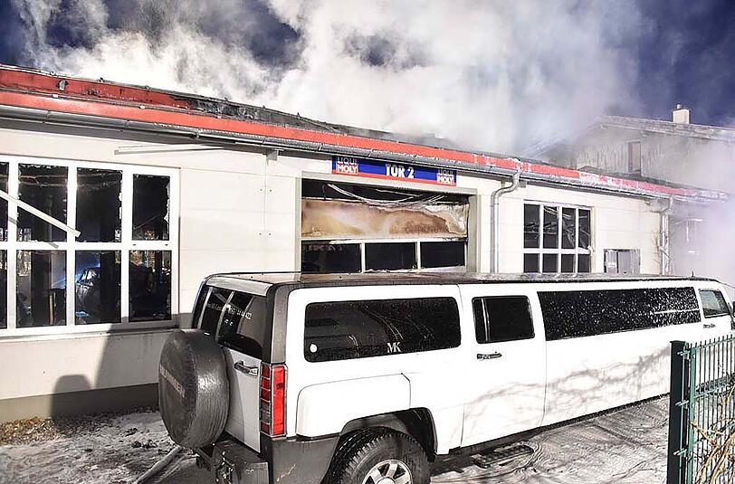 Die Bilder vom Feuerwehreinsatz in Krailling: Das Feuer ist in einer Autowerkstatt ausgebrochen, etliche Luxus-Fahrzeuge wurden beschädigt, der Schaden beläuft sich auf rund zweieinhalb Millionen Euro.