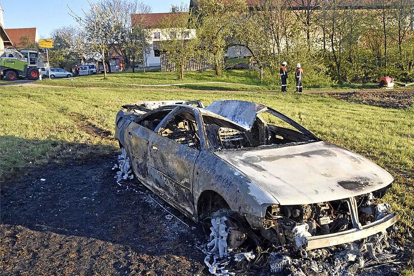 Bei dem Brand auf einem Bauernhof entstand ein erheblicher Sachschaden. Zwei Bewohner wurden verletzt.