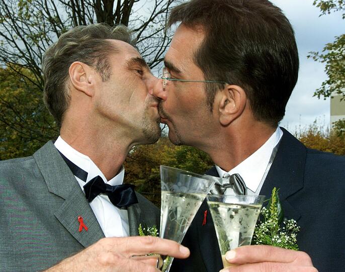 Bernd (l) und Volkmar Junghans stoßen am 02.11.2001 in Augsburg an. Die beiden sind das erste homosexuelle Paar, dass in Bayern eine Lebenspartnerschaft eintragen ließ.