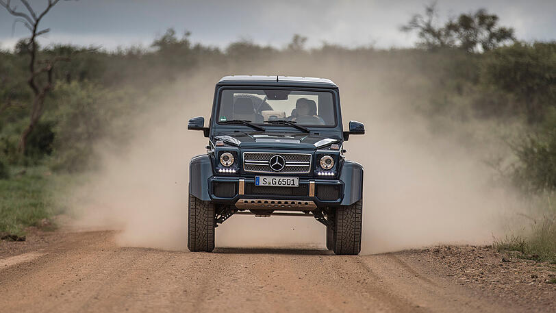 Der wirbelt Staub auf: Wenn der 630 PS starke Zwölfzylindermotor von AMG bis zu 1000 Nm Drehmoment auf die Kurbelwelle wuchtet, hebt der G650 zunächst leicht die Nase.
