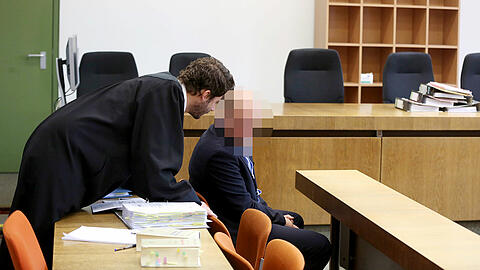 Auf der Anklagebank: Nicolas S. (26) im Gespräch mit einem seiner Anwälte. Die Staatsanwaltschaft wirft ihm Körperverletzung mit Todesfolge vor.